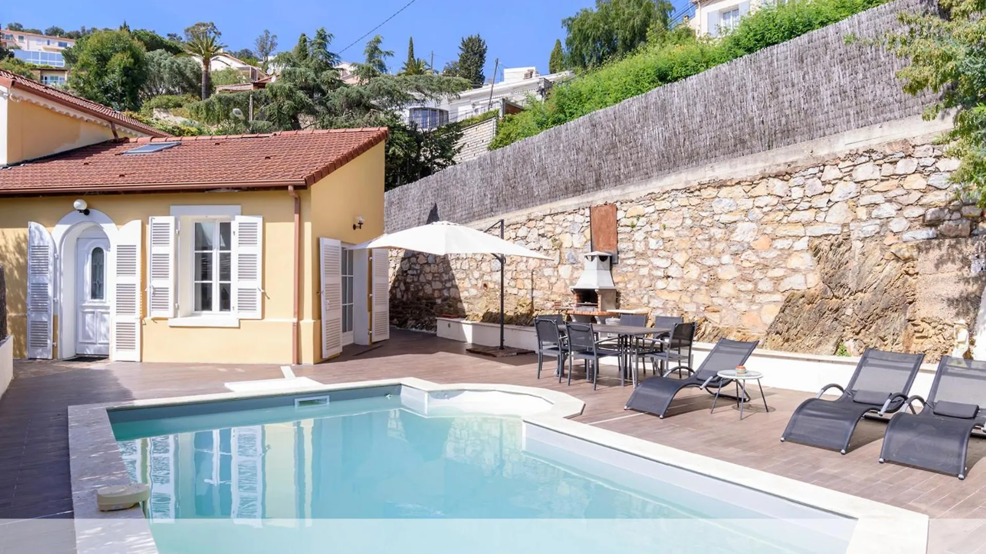 Appartement 6 Personnes En Centre-Ville Et Piscine contacts